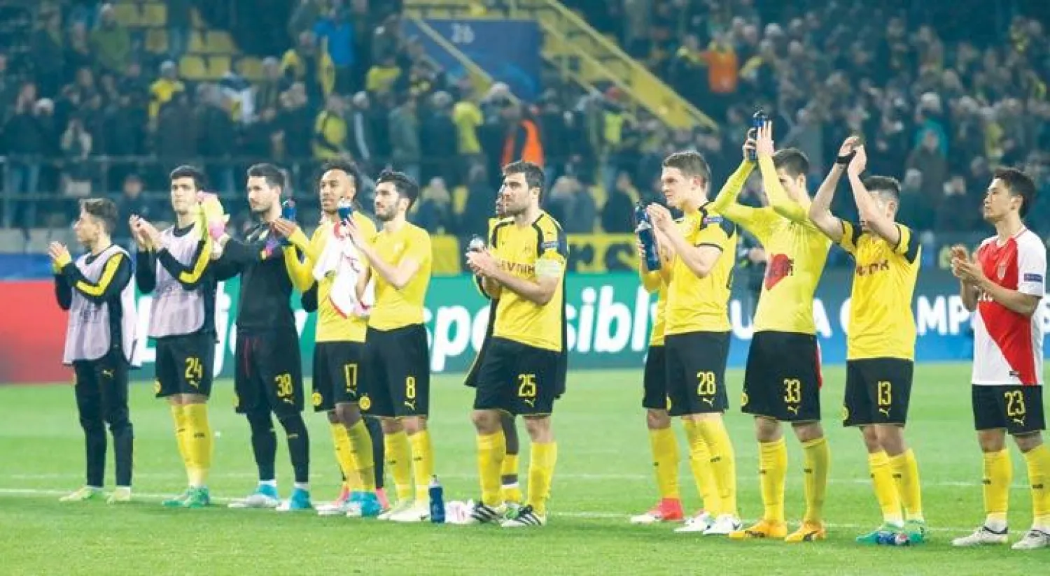 لاعبو دورتموند يحيون جماهيرهم الذين ساندوهم رغم الهزيمة (رويترز)