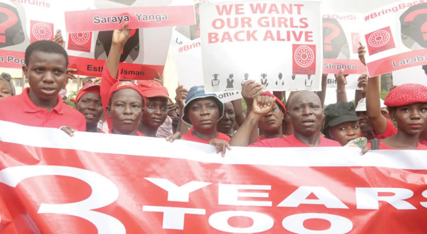مسيرة تطالب بالإفراج عن الفتيات المحتجزات لدى جماعة «بوكو حرام» في أبوجا أمس (أ.ب)