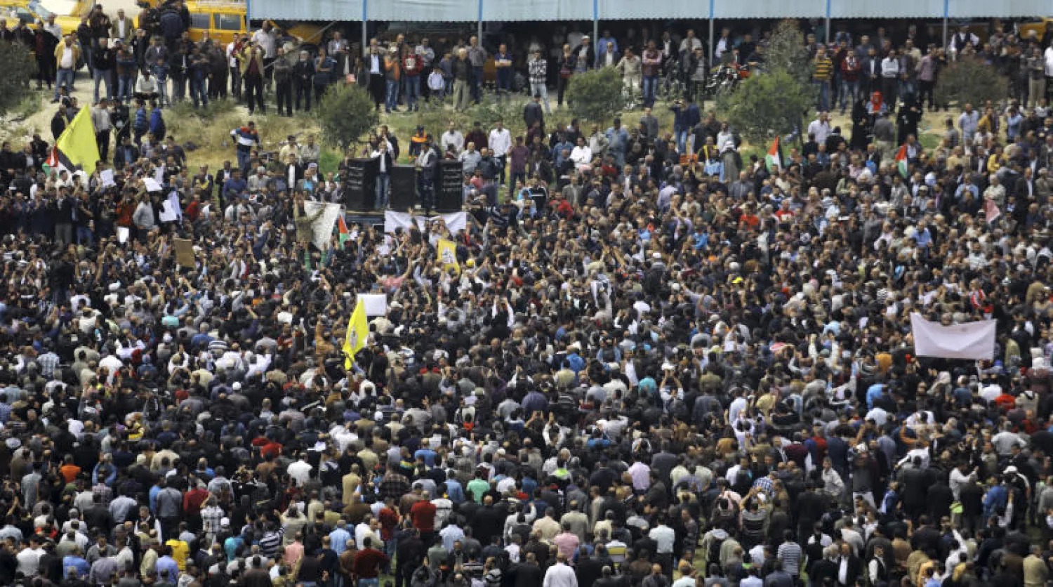 مظاهرة قبل أيام بعد خصم السلطة الفلسطينية من رواتب موظفيها في القطاع (أ.ب)