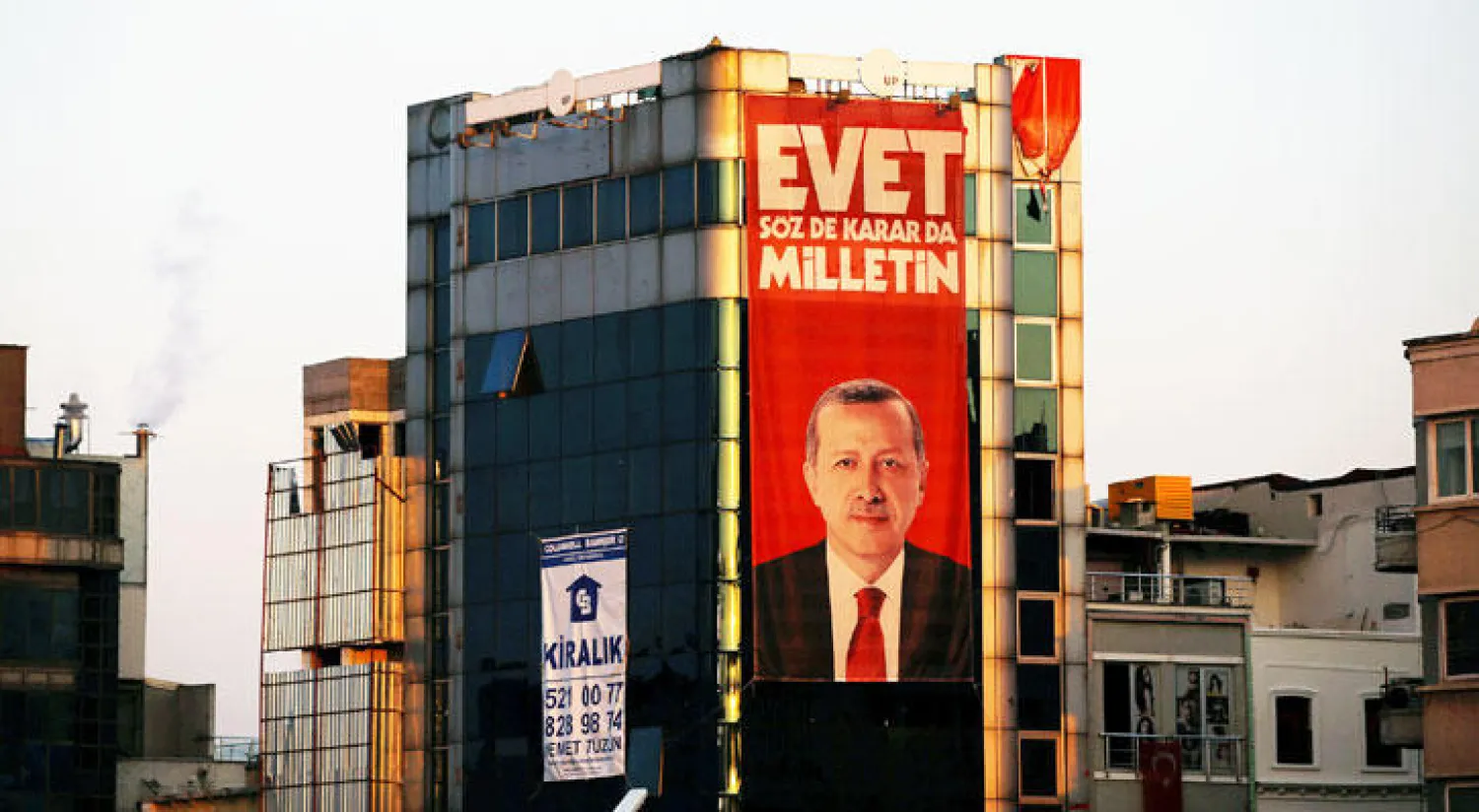 صورة ضخمة لإردوغان في إسطنبول دعماً للتعديل الدستوري (رويترز)