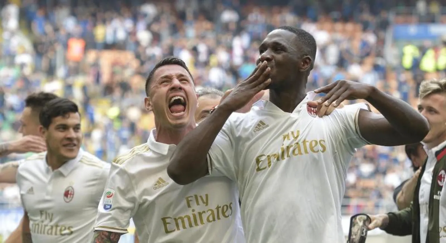 كريستيان زابات مدافع ميلان يحتفل بهدف التعادل أمام إنتر في ديربي ميلانو (إ.ب.أ)