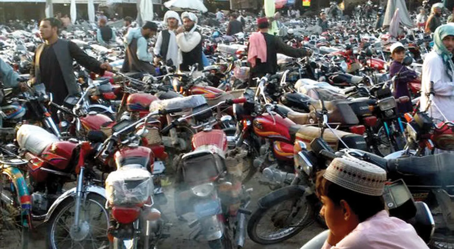 ازدحام في سوق قندهار للدراجات النارية  (نيويورك تايمز)