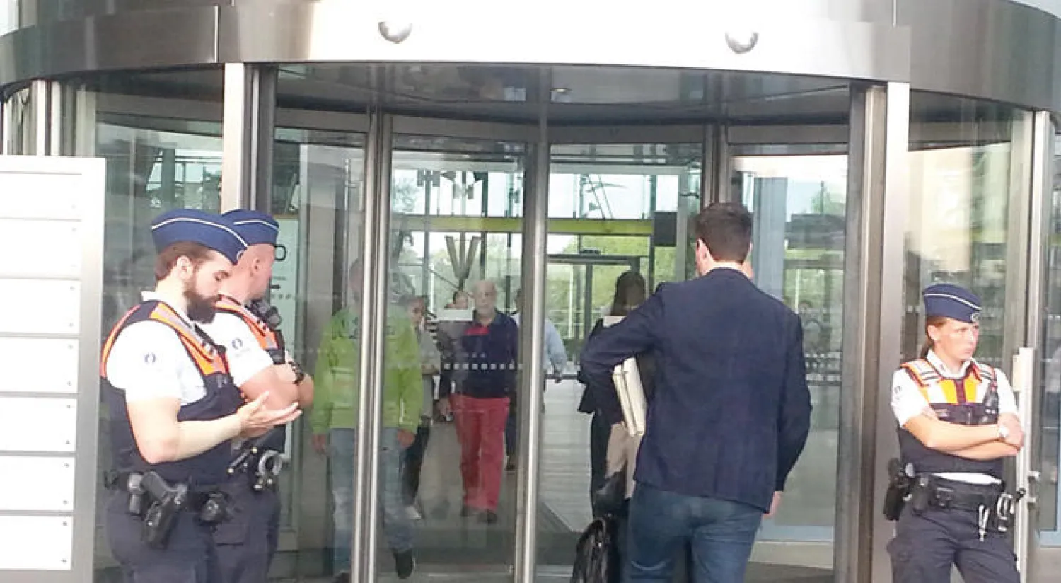 إجراءات أمنية أمام باب محكمة أنتويرب البلجيكية أثناء جلسة محاكمة غيابية لمقاتلين أجانب سافروا إلى سوريا والعراق (تصوير: عبد الله مصطفى)