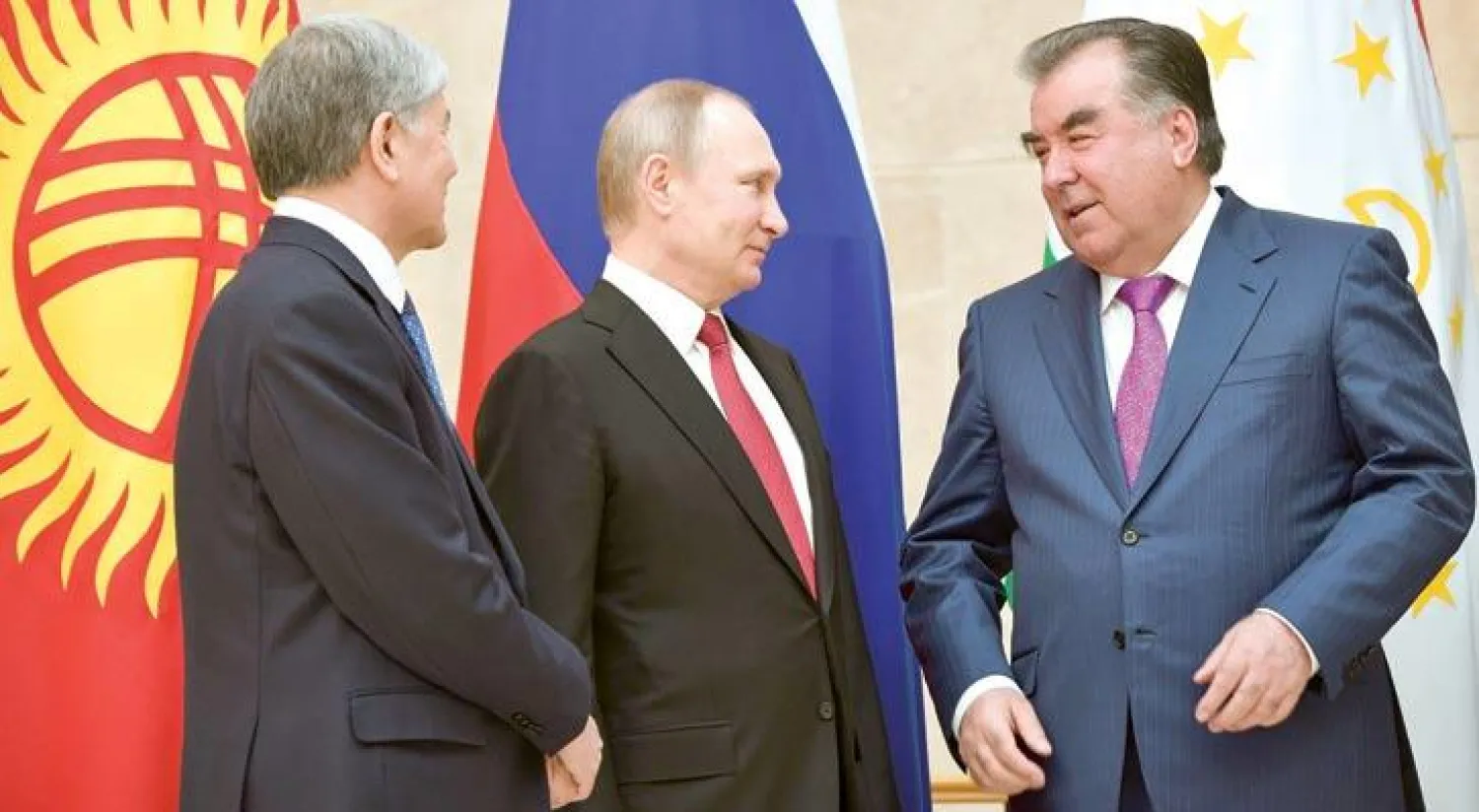 بوتين (وسط) مع الرئيس الطاجكستاني إيمومالي راخمون (يمين) والرئيس القرغيزي ألماز بيك أتامبايف (أ.ب)