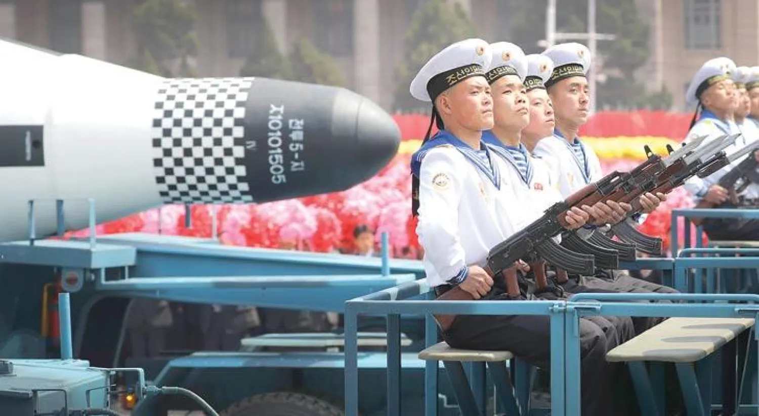 صاروخ باليستي يطلق من غواصات خلال العرض العسكري في بيونغ يانغ أمس (أ.ب)