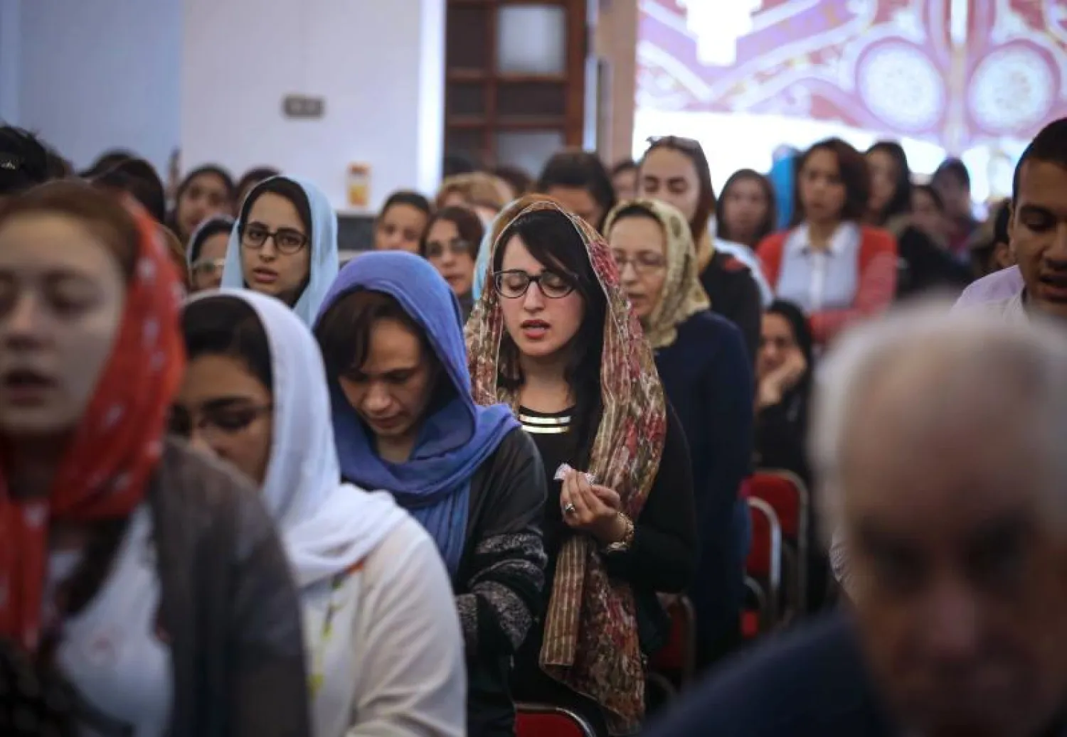 أقباط يصلون خلال الجمعة العظيمة في كنيسة مار جرجس في المحلة الكبرى (شمال القاهرة) (أ.ف.ب) 