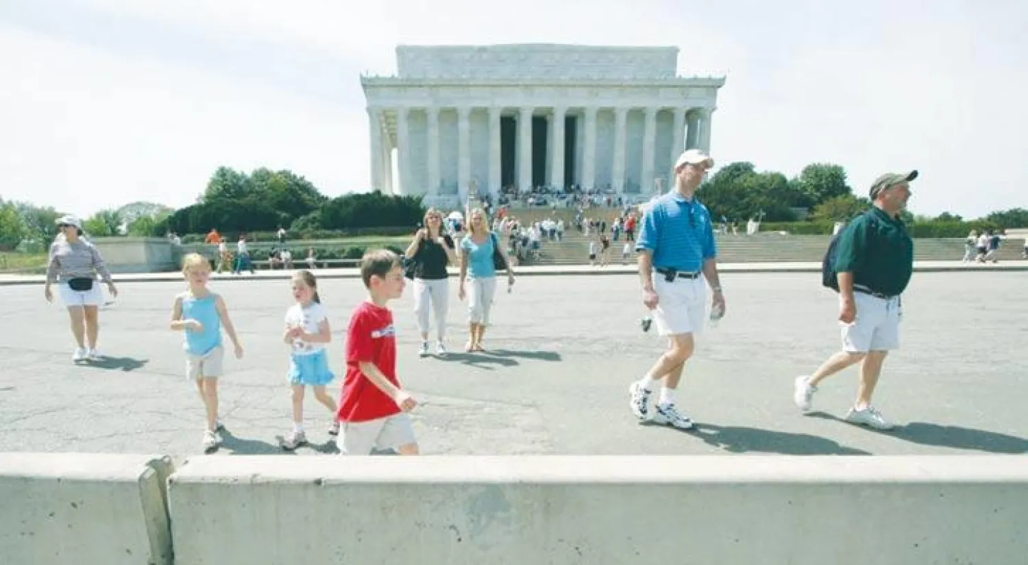 عوائق مصممة لإيقاف السيارات التي تسير بالقرب من مكان ربما يشكل هدفاً للعمليات الإرهابية في أميركا (واشنطن بوست)