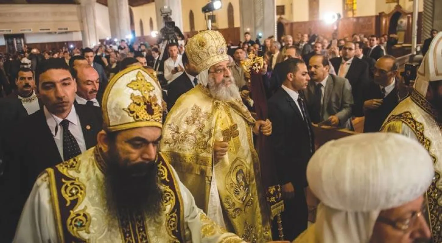 البابا تواضروس الثاني بابا الإسكندرية بطريرك الكرازة المرقسية (وسط) يقود قداس عيد القيامة بالكاتدرائية المرقسية بالعباسية (المقر البابوي) الليلة قبل الماضية (أ.ف.ب)