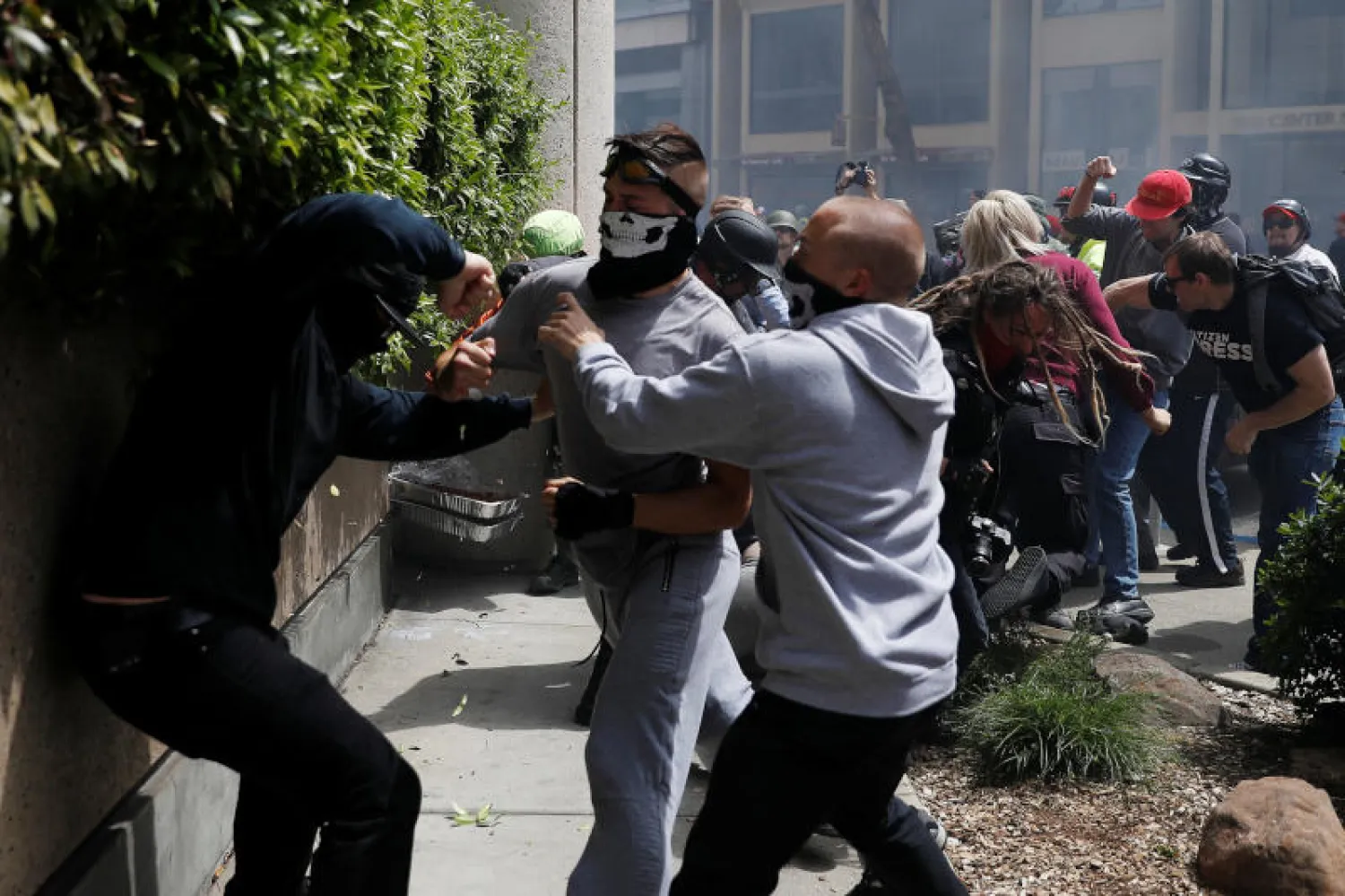 جانب من المظاهرات والاشتباكات (رويترز)