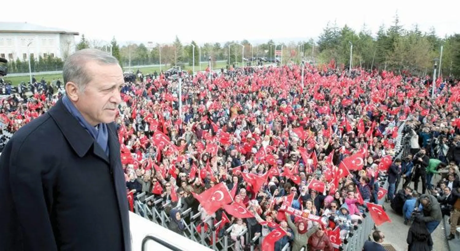 الرئيس التركي رجب طيب إردوغان يستعد لمخاطبة أنصاره في مطار أنقرة أمس (رويترز)