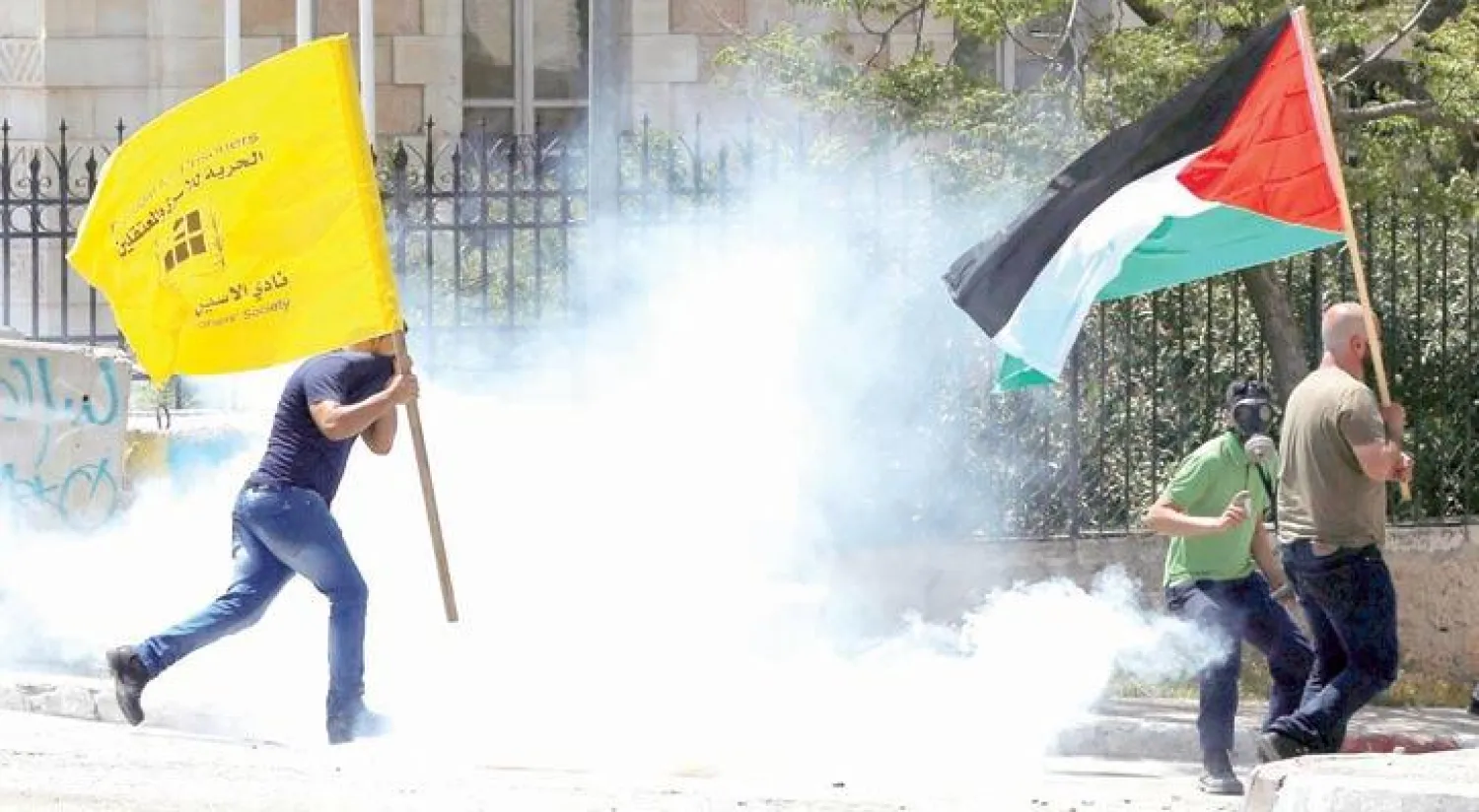 فلسطينيون في مواجهة مع جنود الاحتلال ببيت لحم تضامناً مع السجناء الفلسطينيين الذين بدأوا إضراباً عن الطعام أمس (رويترز)