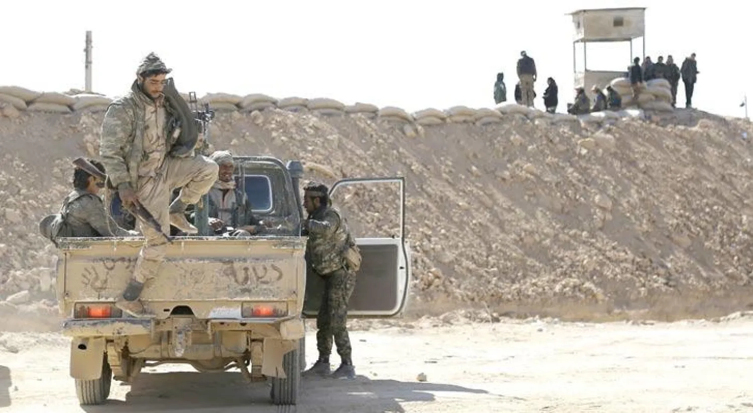 عناصر من قوات سوريا الديمقراطية يتمركزون في مواجهة {داعش} في مدينة دير الزور (رويترز)