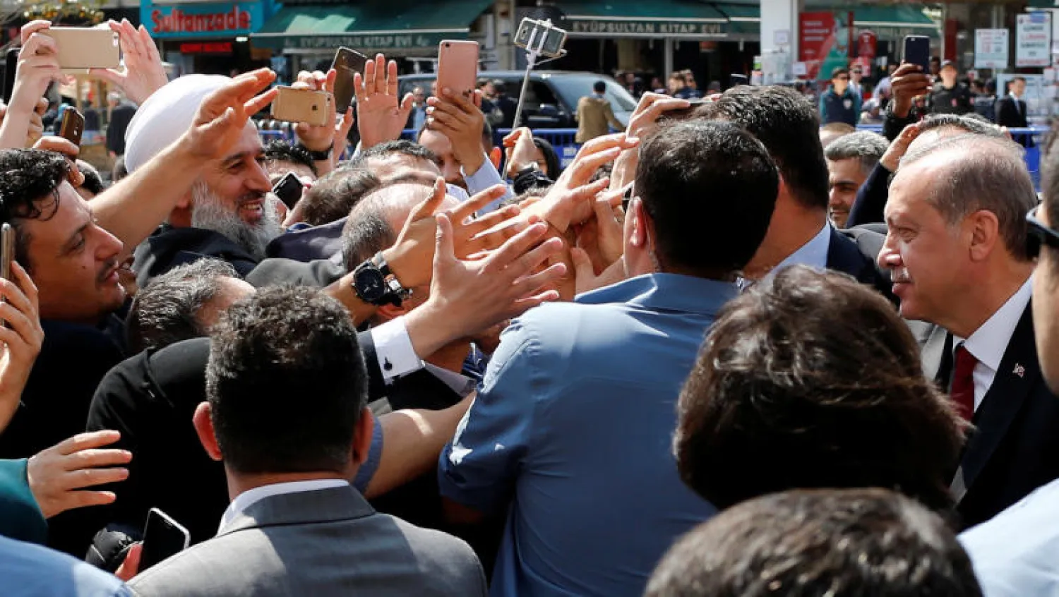 الأتراك يحيون الرئيس التركي رجب طيب إردوغان (رويترز)