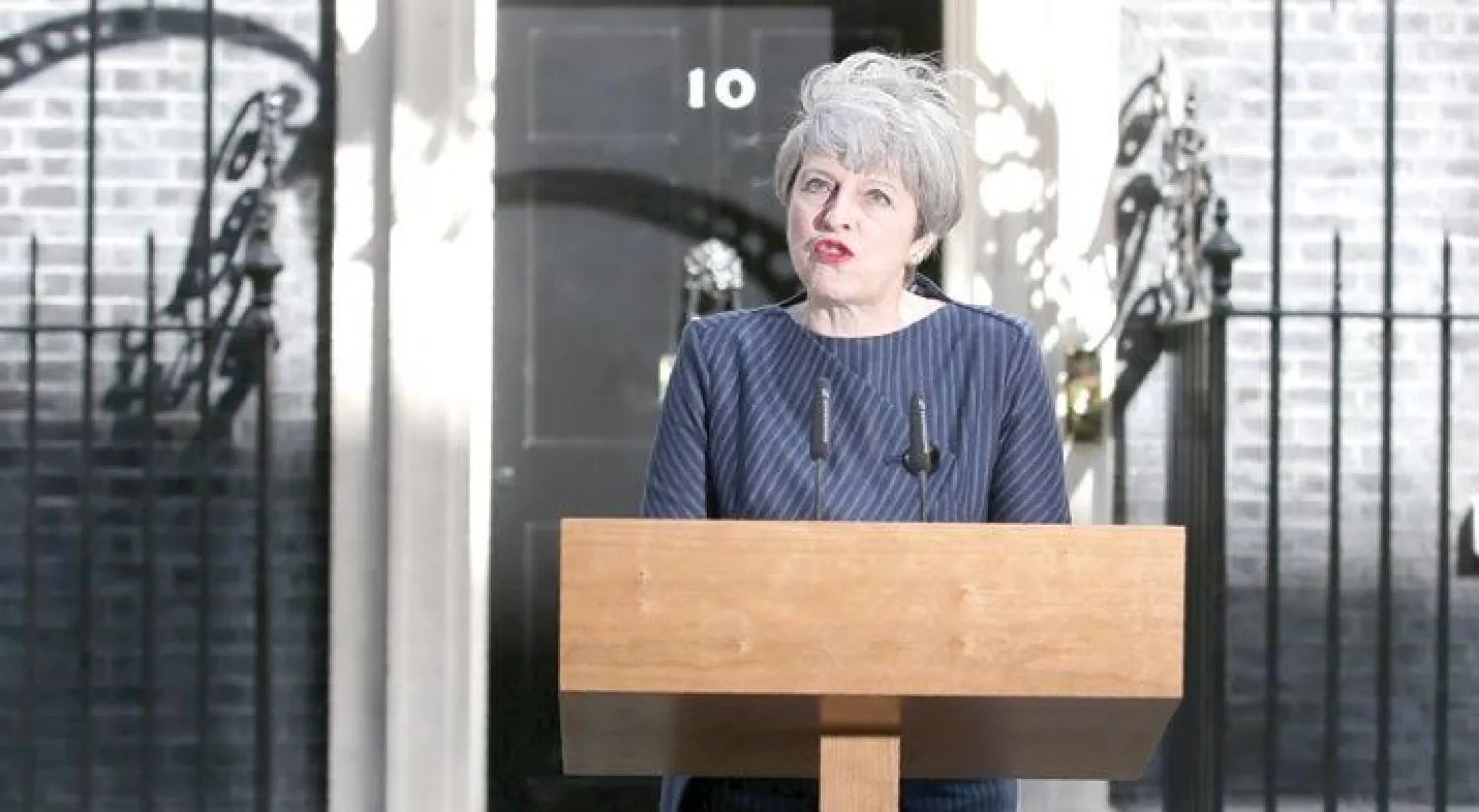 ماي أمام مقرر رئاسة الوزراء أمس للإعلان عن الانتخابات المبكرة (أ.ف.ب)