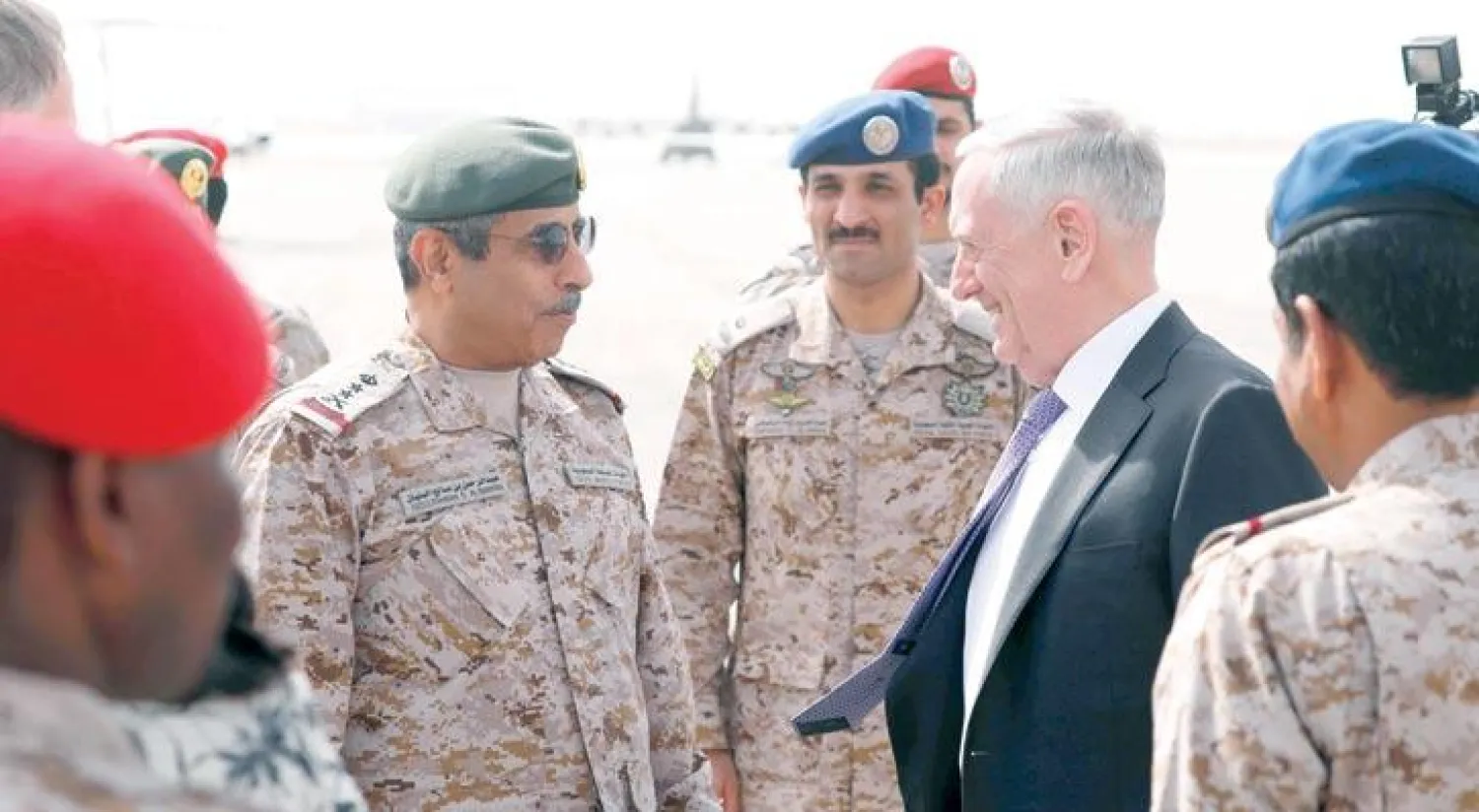 رئيس الأركان السعودي عبد الرحمن البنيان لدى استقباله ماتيس في الرياض أمس (ا.ف.ب)