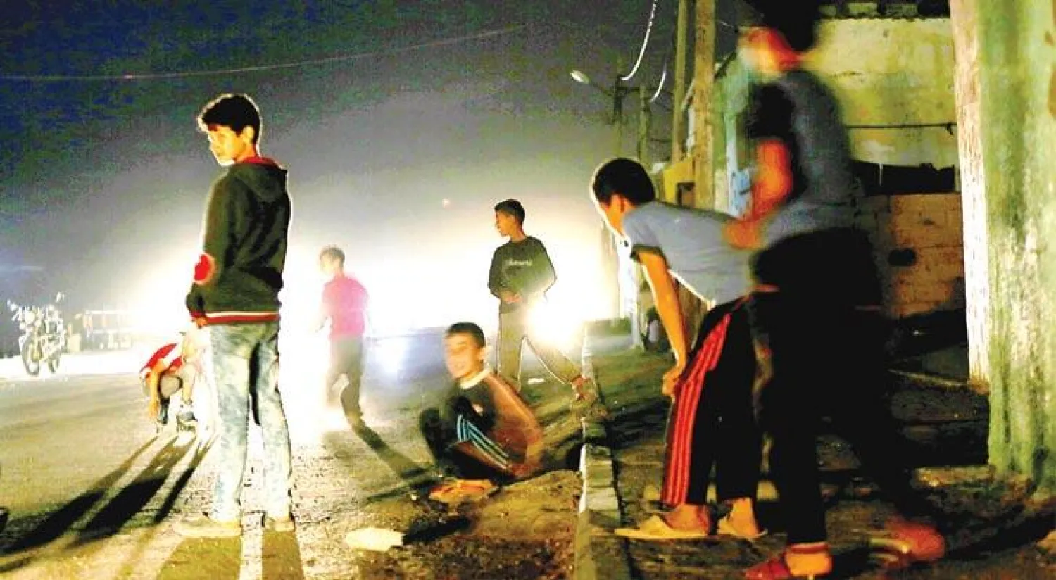 أطفال فلسطينيون يلعبون في أحد شوارع مخيم الشاطئ غرب غزة أمس (إ.ب.أ)