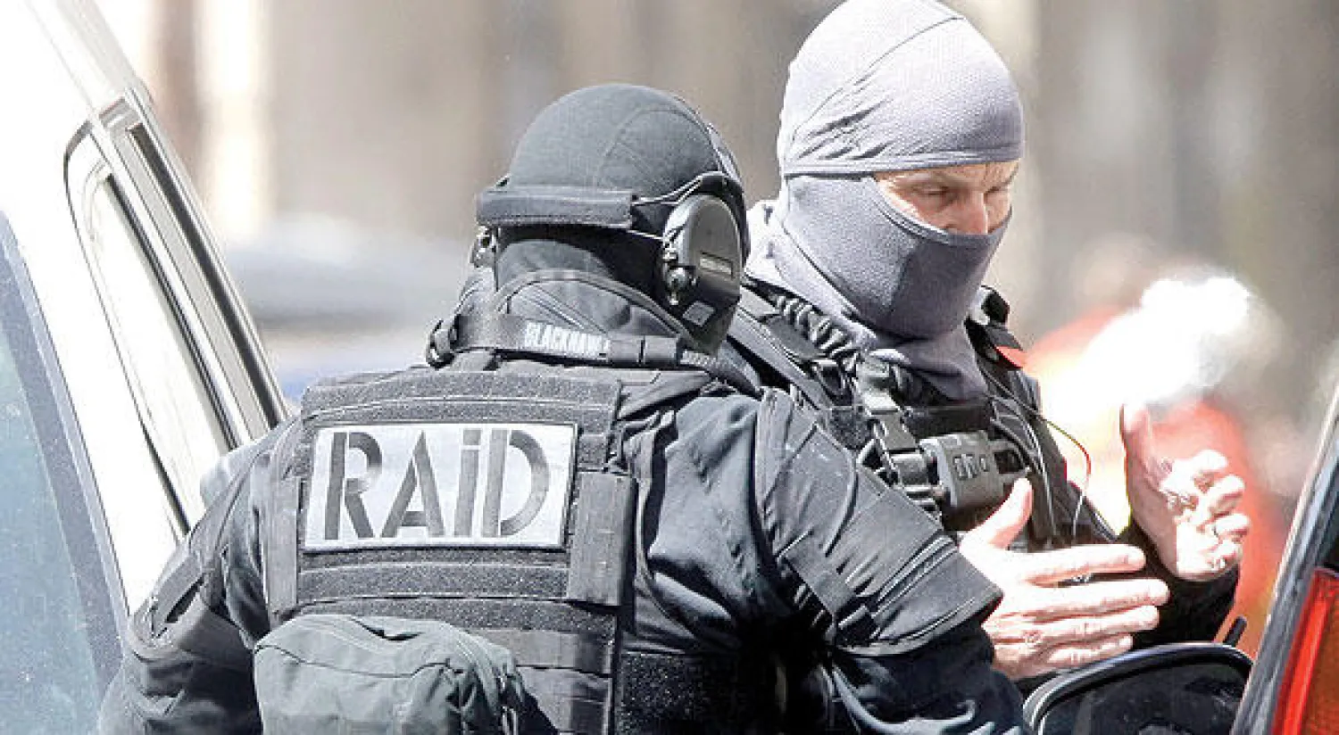 ضابطان من فرقة مكافحة الإرهاب الفرنسية خلال مداهمات لشقة أحد المشتبه بهم في شوارع مرسيليا بعد أنباء عن هجوم «إرهابي وشيك» أمس (أ.ف.ب)