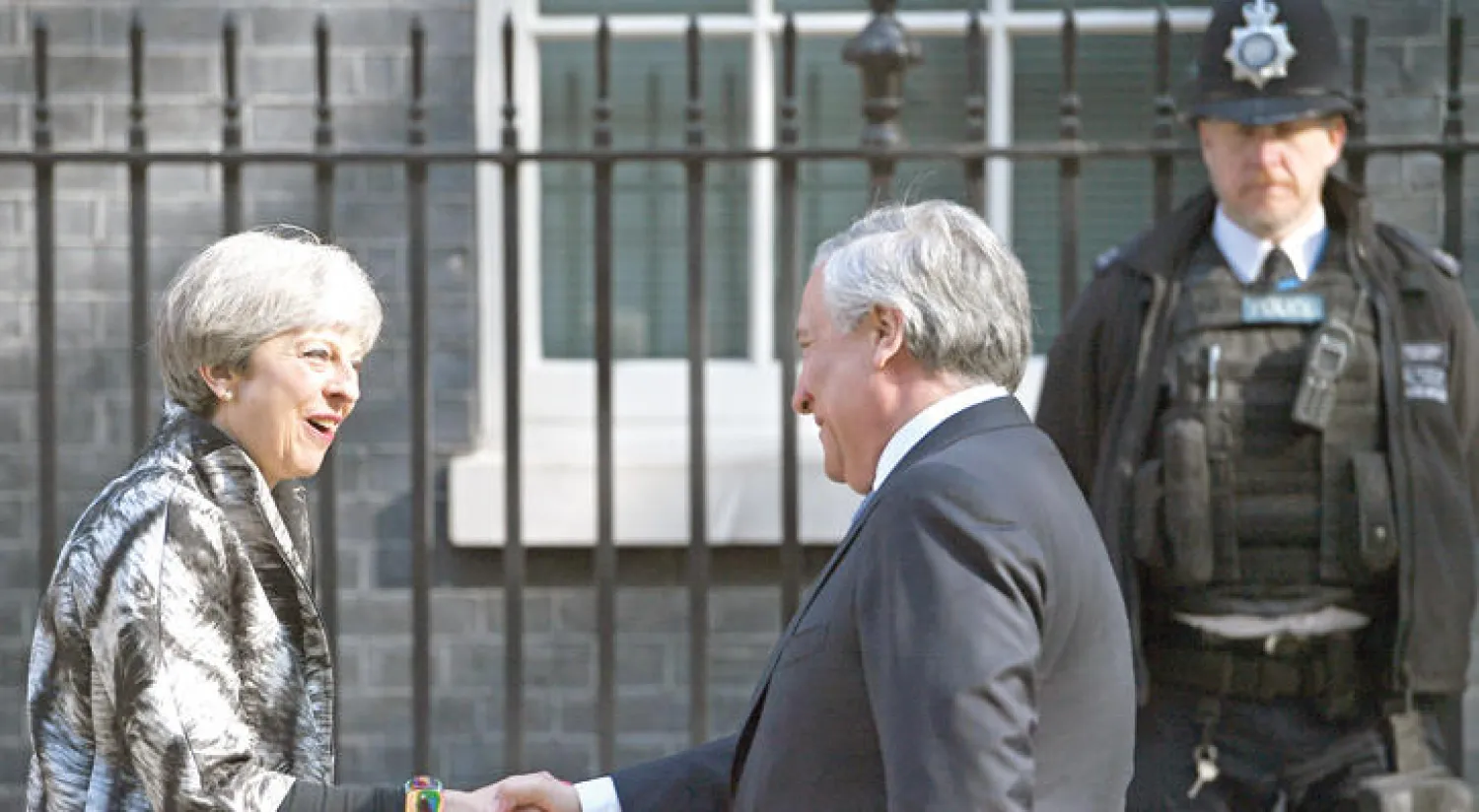 تيريزا ماي مع رئيس البرلمان الأوروبي أنطونيو تاجاني في لندن أمس  (إ.ب.أ)