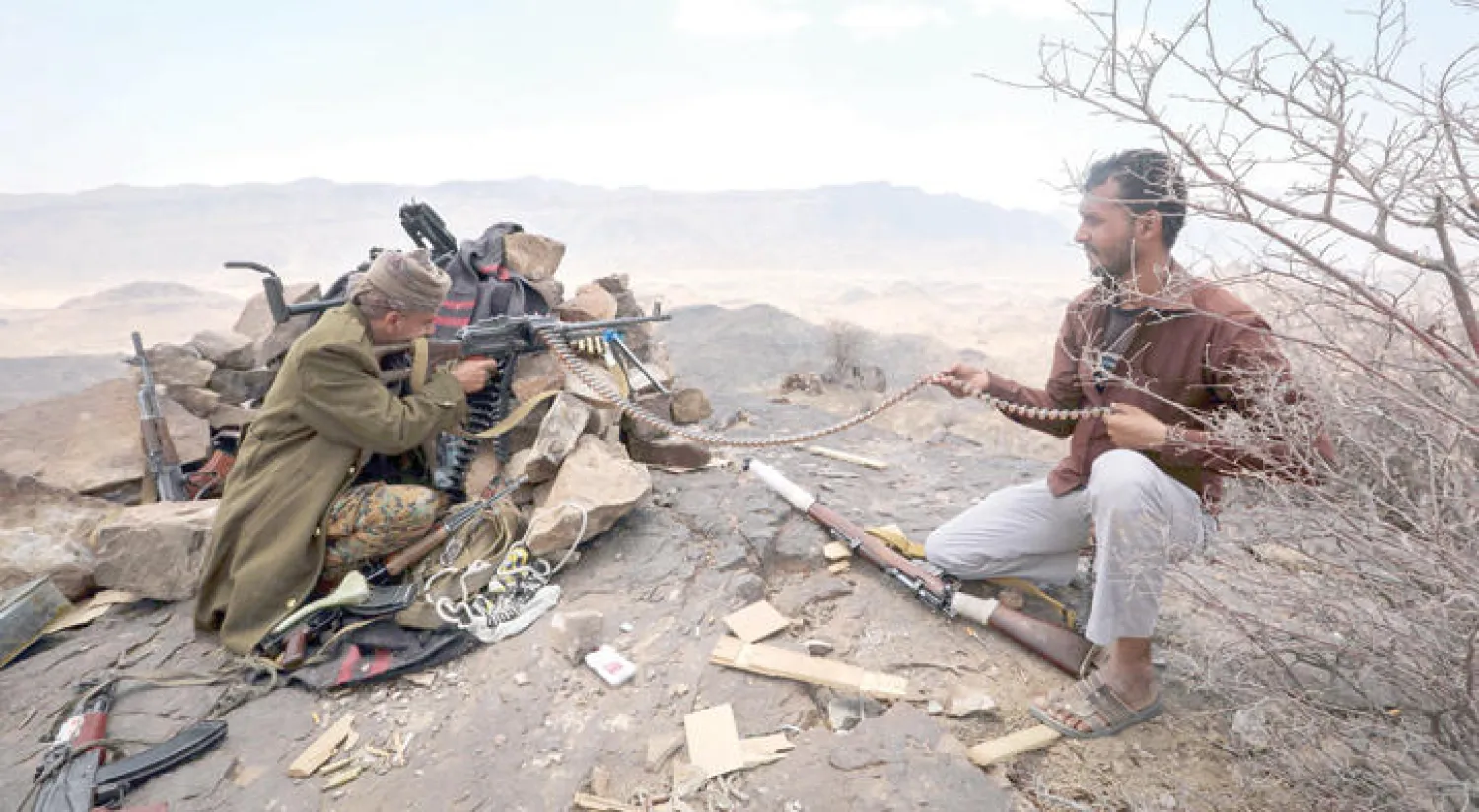 مقاتلان من القوات الداعمة للحكومة اليمنية في تعز (أ.ف.ب)