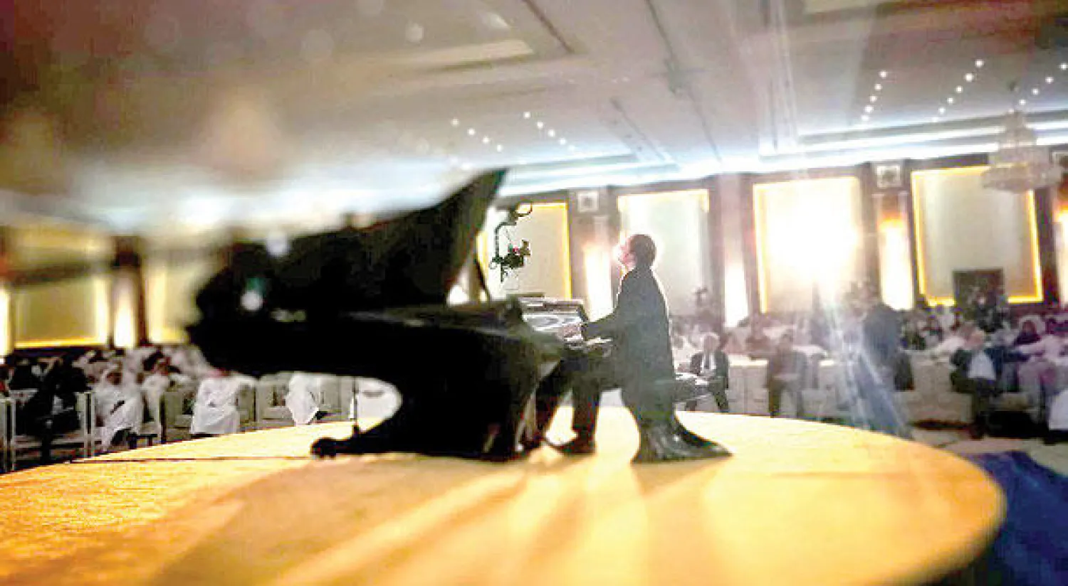 بوجاني خلال عزفه في مدينة الرياض ({الشرق الأوسط})