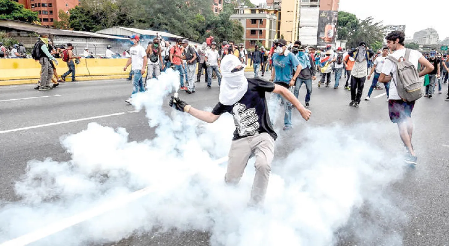 القنابل المسيلة للدموع استخدمت خلال احتجاجات الخميس في المدن الفنزويلية (أ.ف.ب)