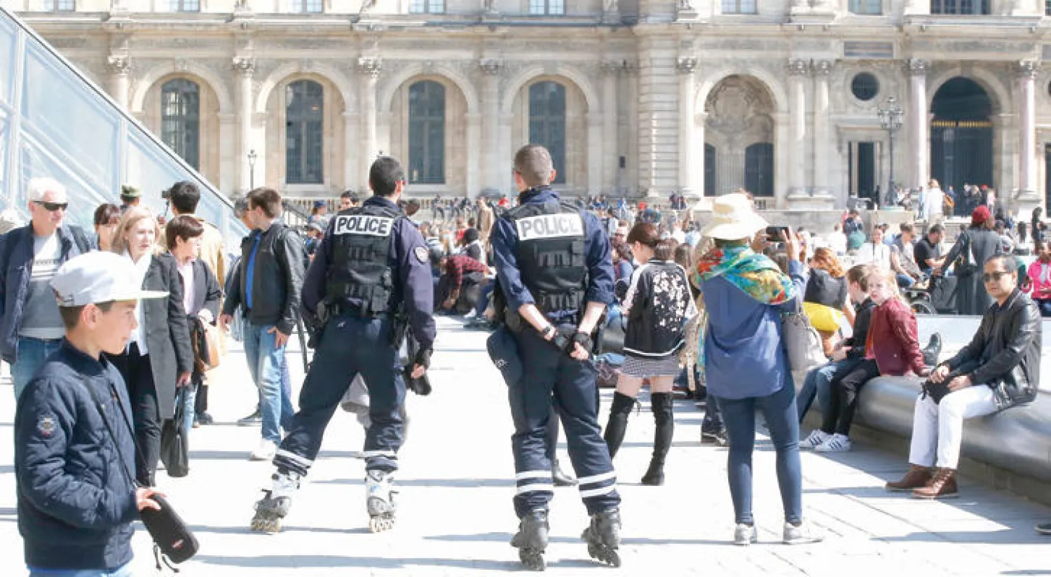 جنود فرنسيون في محيط متحف اللوفر أمس بعد الهجوم الإرهابي في الشانزليزيه أول من أمس (أ.ب)