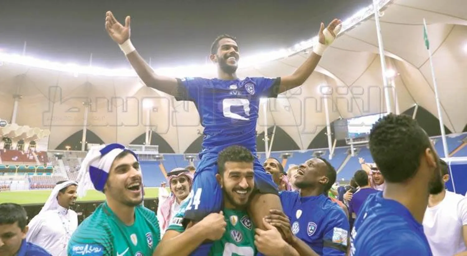 نواف العابد خلال احتفالات فريقه الهلال باللقب (تصوير: علي العريفي)