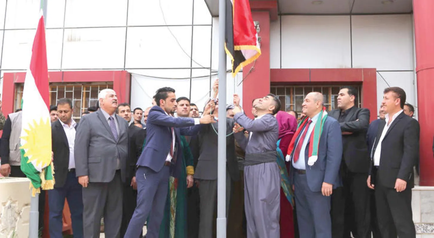عناصر من  مجلس محافظة كركوك أثناء رفع العلمين العراقي والكردي الشهر الماضي (أ. ف. ب)