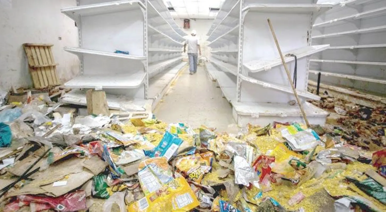 متاجر تعرضت للنهب والإتلاف خلال مظاهرات أمس في العاصمة كراكاس (إ.ب.أ)