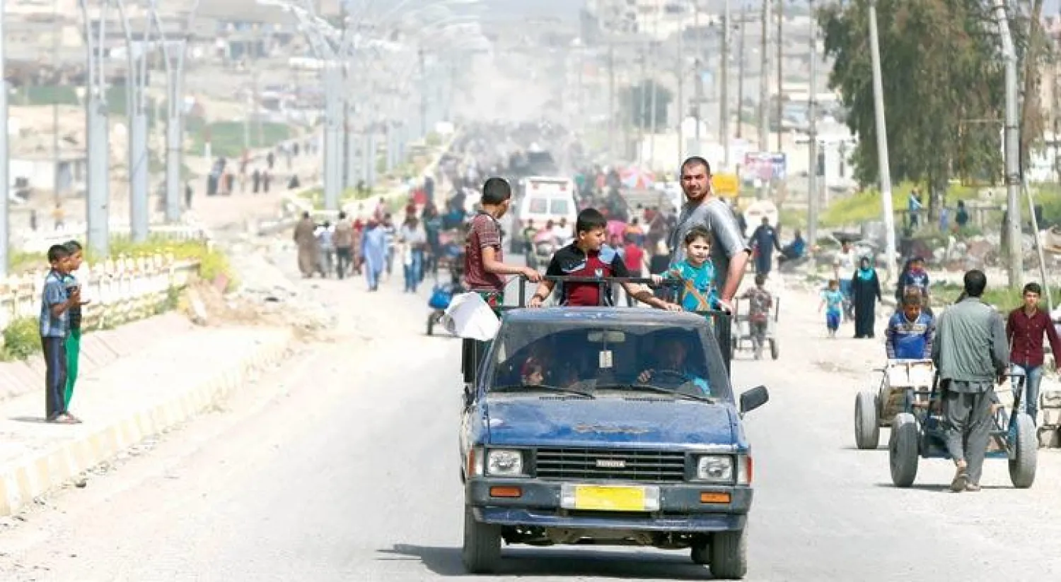 نزوح كثيف بعد استعادة القوات العراقية حيين آخرين في غرب الموصل من سيطرة «داعش» أمس (رويترز)