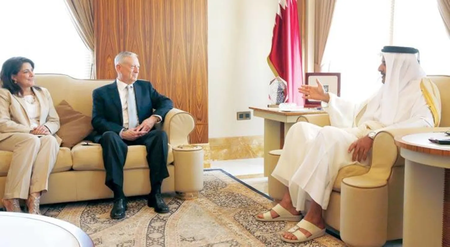 أمير قطر الشيخ تميم بن حمد آل ثاني أثناء لقائه مع وزير الدفاع الأميركي جيم ماتيس في الدوحة أمس (أ.ب)