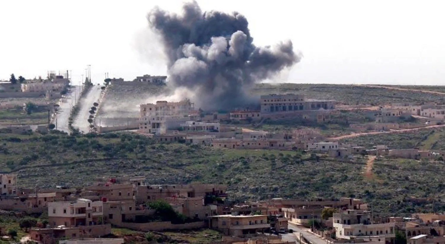 سحب الدخان تتصاعد في إحدى مناطق حلب اثر قصف طيران النظام لها أمس (غيتي)