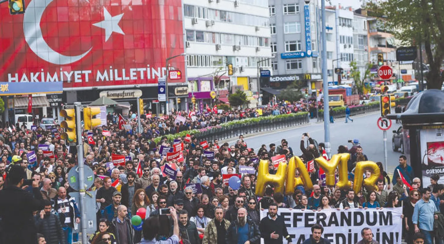 متظاهرون يطالبون بإعادة الاستفتاء في اسطنبول أمس (أ.ف.ب)