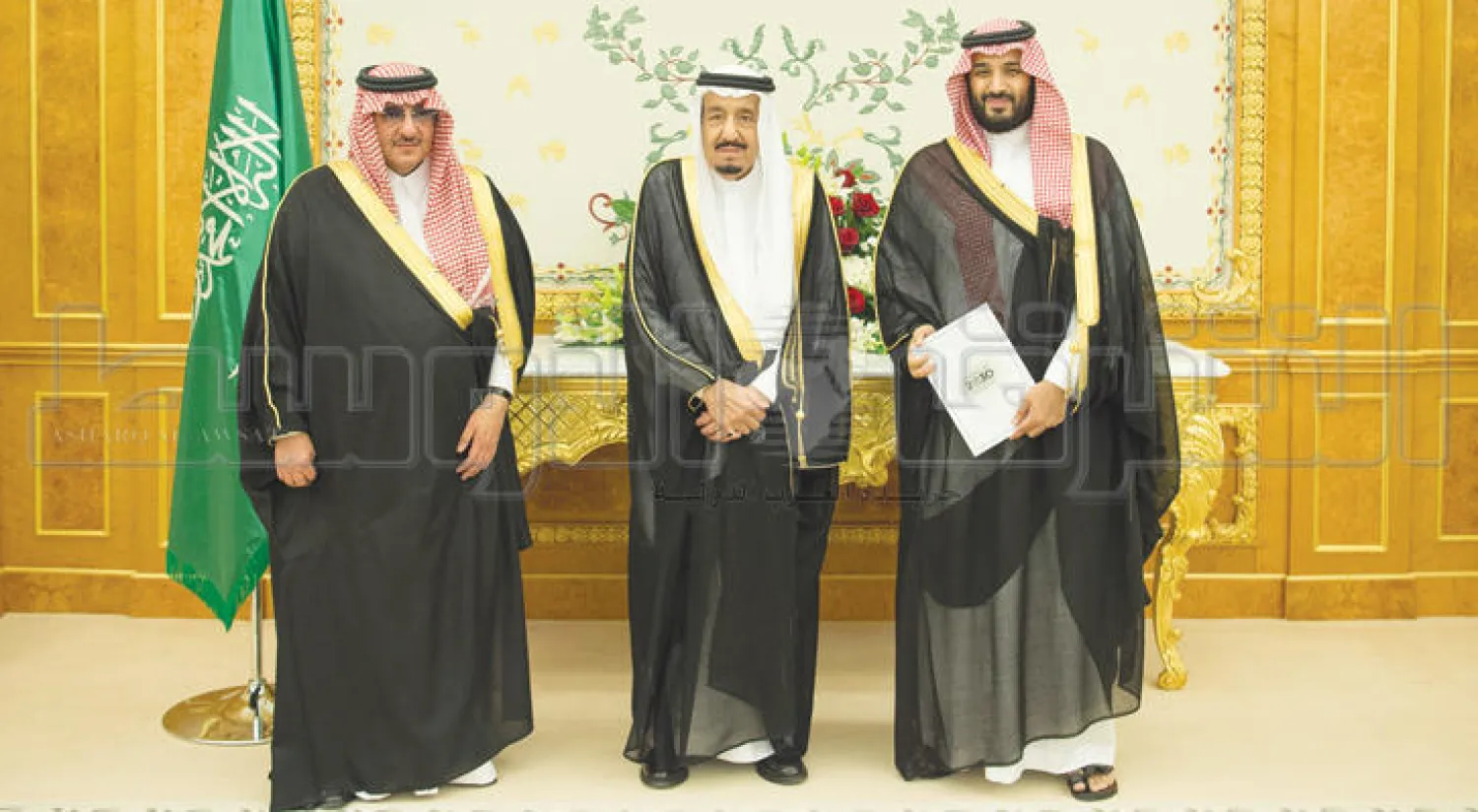 خادم الحرمين الشريفين الملك سلمان بن عبد العزيز وولي العهد الأمير محمد بن نايف وولي ولي العهد الأمير محمد بن سلمان في الرياض أمس (تصوير: بندر الجلعود)