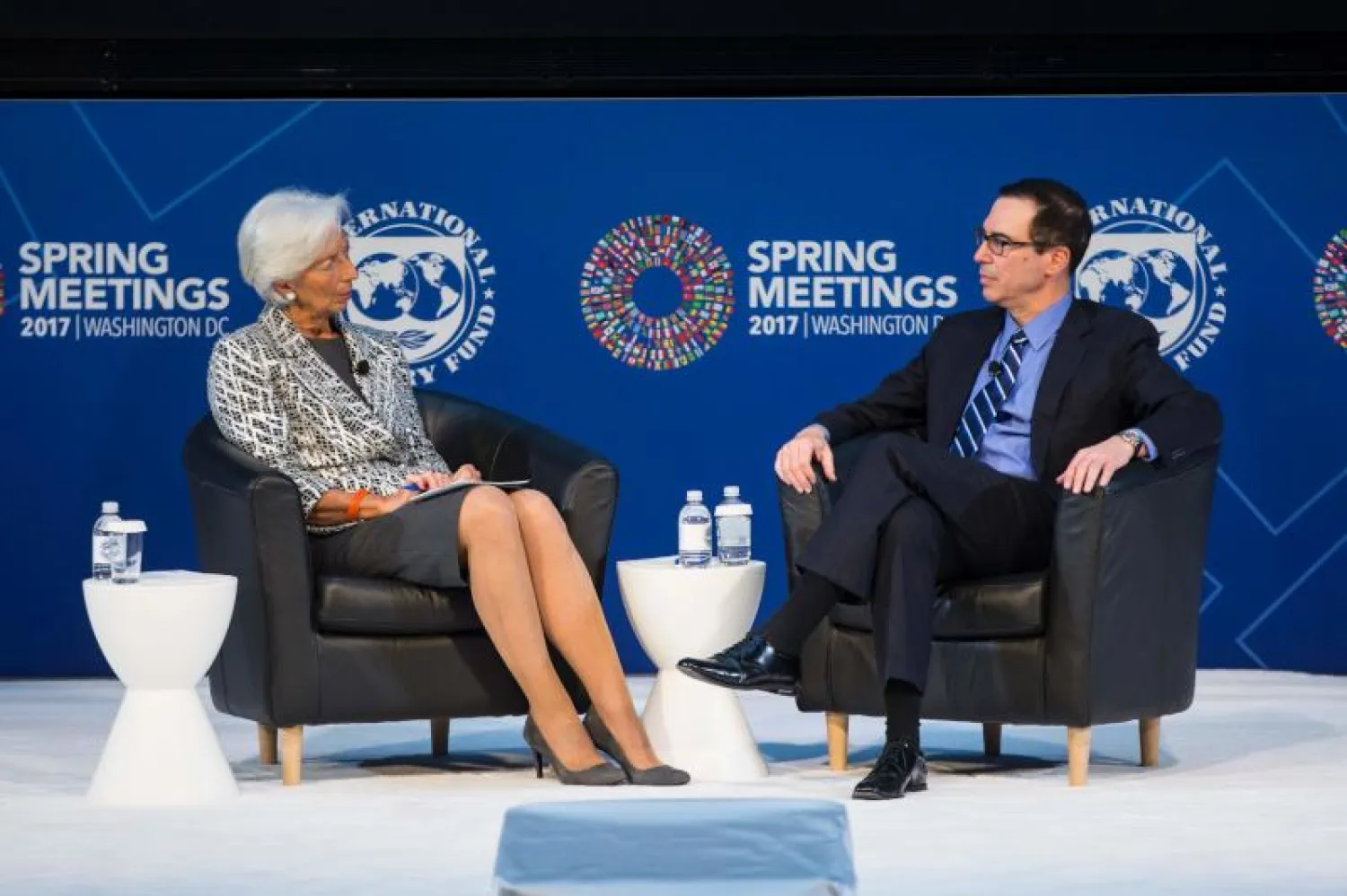 كريستين لاغارد مدير صندوق النقد الدولي وستيفن منوتشين وزير الخزانة الأميركية خلال الاجتماعات الربيعية للصندوق (أ.ف.ب)