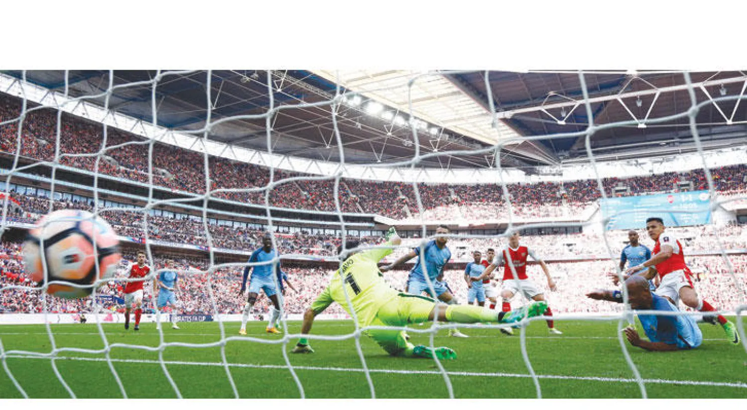 سانشيز نجم أرسنال (يمين) يسجل هدف الفوز لفريقه في مرمى سيتي (رويترز)