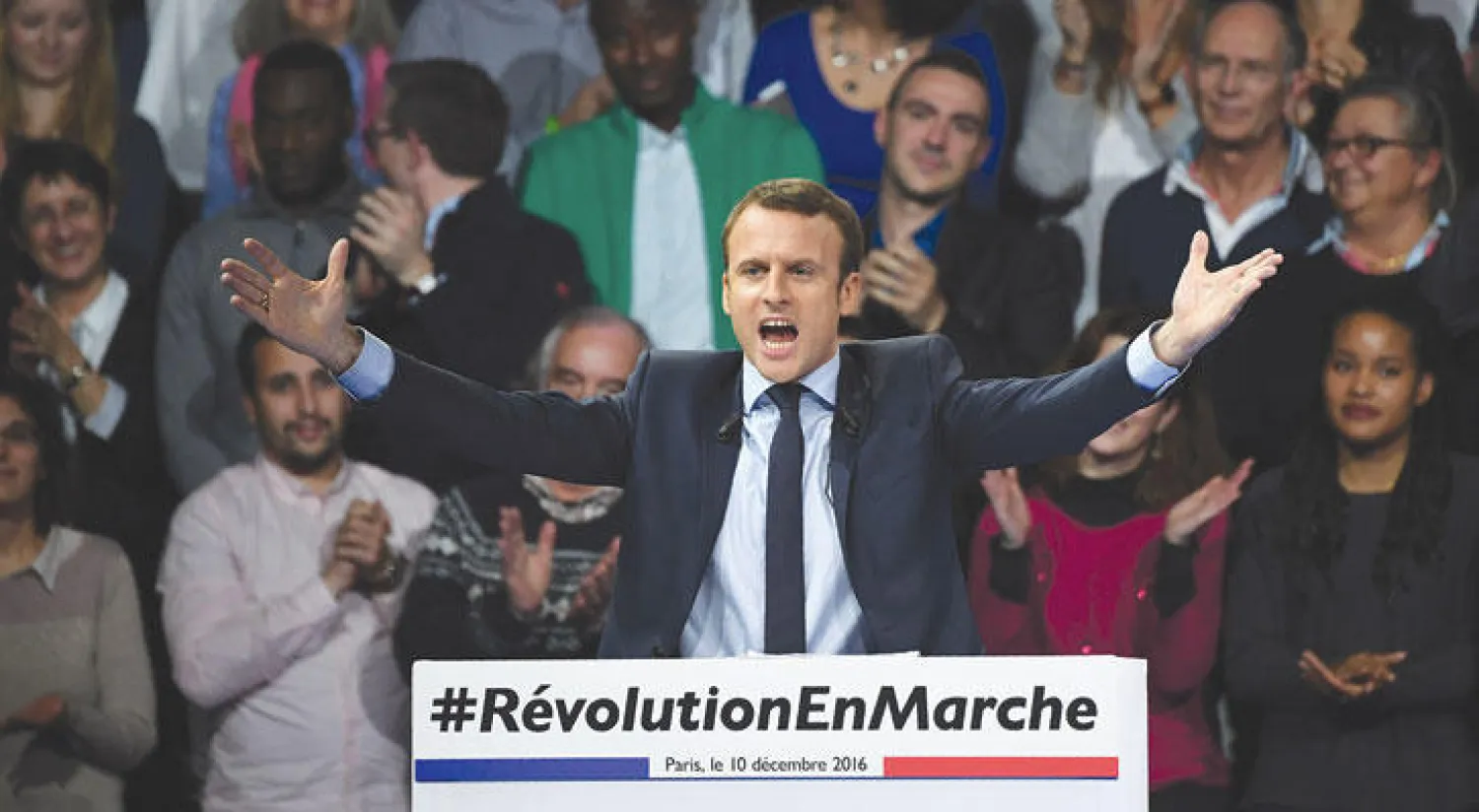 إيمانويل ماكرون بين أنصاره أمس في باريس بعد تصدره الجولة الأولى للانتخابات (أ.ف.ب)