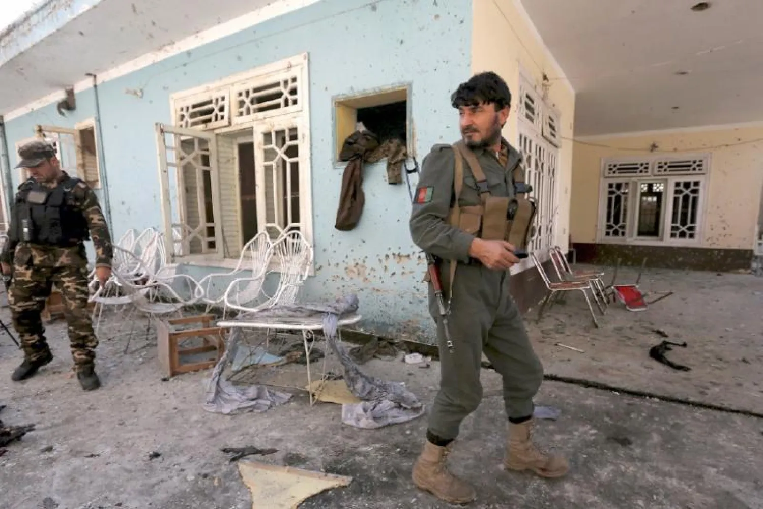 عناصر من قوات الأمن الأفغانية تتفقد موقع هجوم انتحاري في جلال آباد (رويترز)