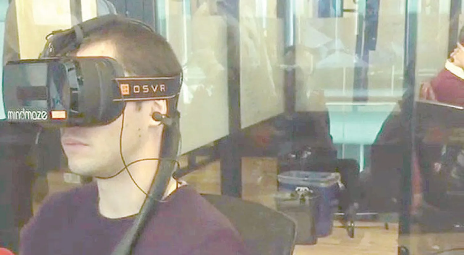 مجسات لرصد تعبيرات الوجه في نظم الواقع الافتراضي