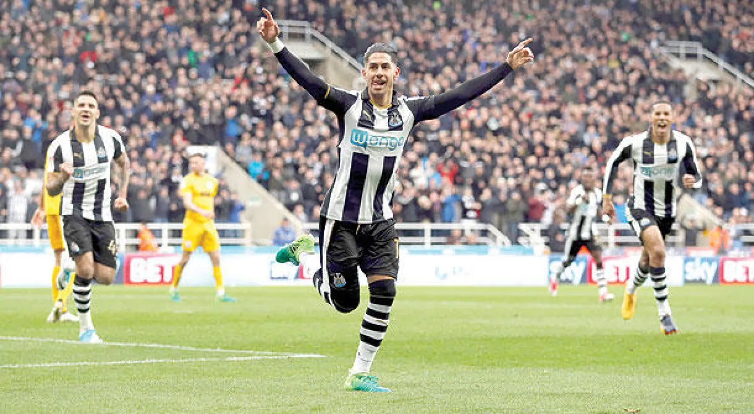 بيريز لاعب نيوكاسل ينطلق فرحاً مع زملائه بالتأهل للممتاز (رويترز)