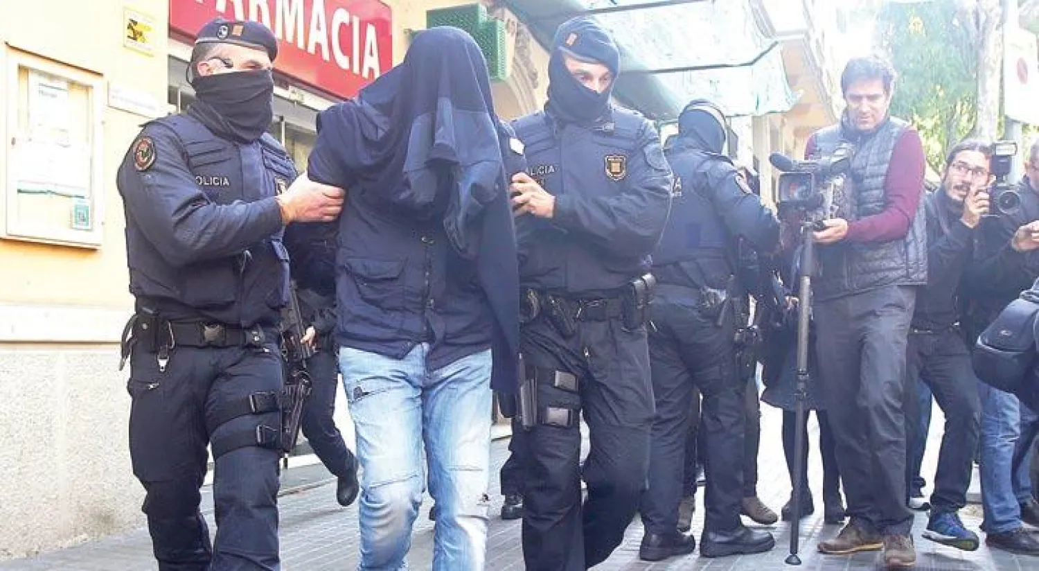 اعتقال أحد المشتبه بهم في برشلونة أمس ضمن حملة مداهمات ضد الإرهاب (أ.ب)