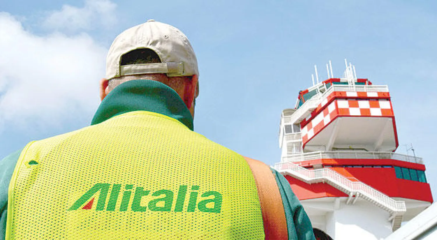 صورة أرشيفية لأحد العاملين في «أليطاليا» مشاركاً في الاضراب الشهر الماضي (أ.ف.ب)