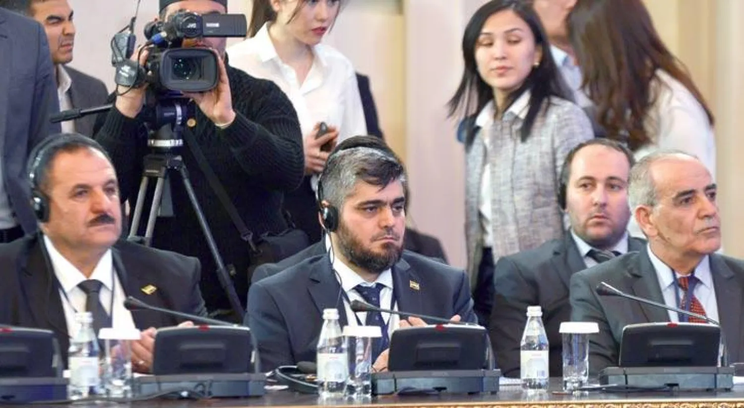 محمد علوش كبير مفاوضي الفصائل السورية المسلحة المعارضة لدى حضوره إحدى جلسات مباحثات آستانة في فبراير الماضي (إ.ب.أ)