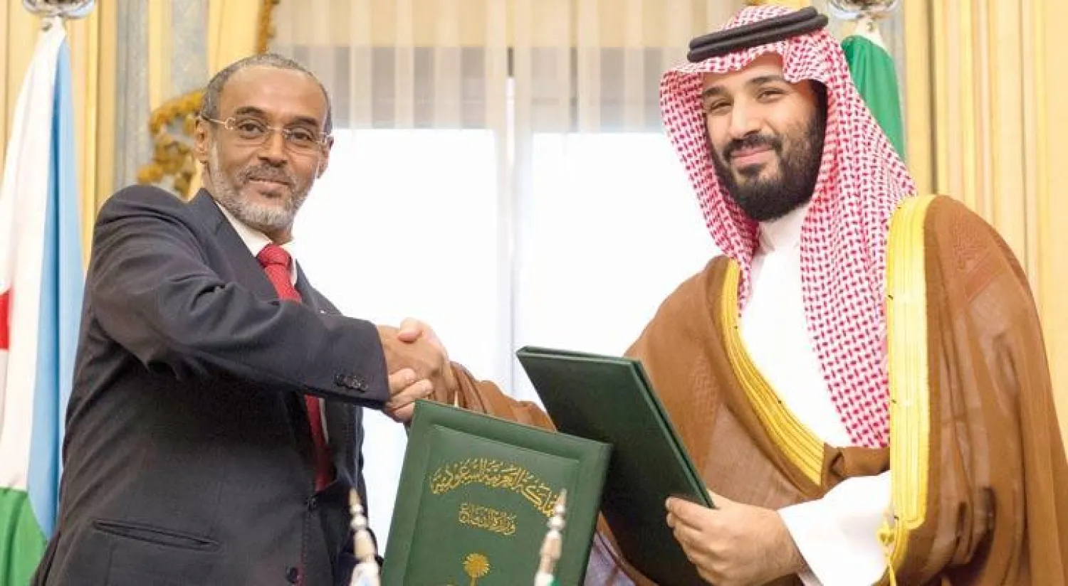 الأمير محمد بن سلمان والوزير الجيبوتي يتبادلان نسخ الاتفاقية بعد التوقيع عليها (واس)