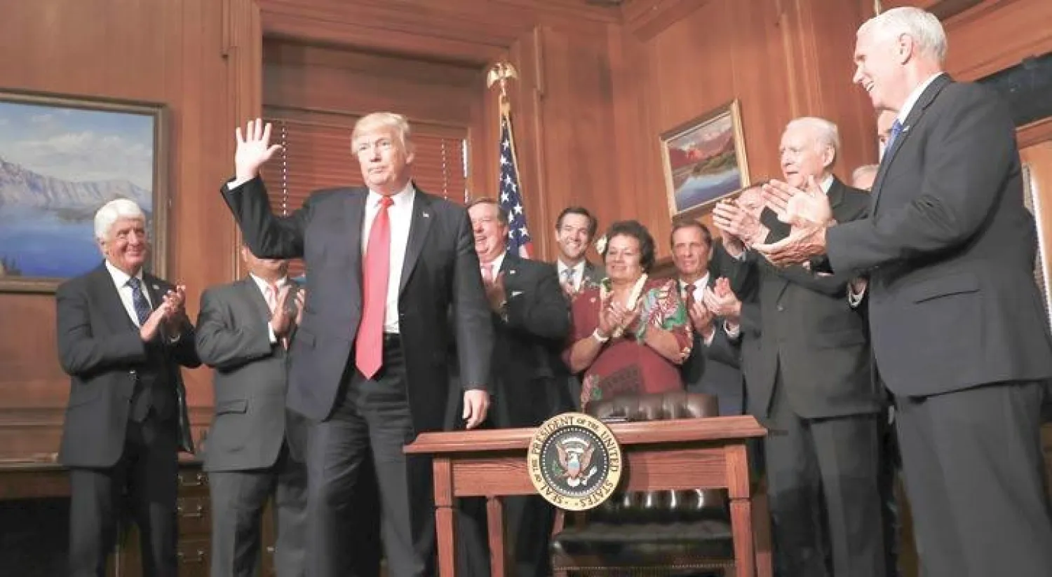الرئيس الأميركي دونالد ترمب وفريقه بعد توقيعه أمراً تنفيذياً بوزارة الداخلية أمس (أ.ب)