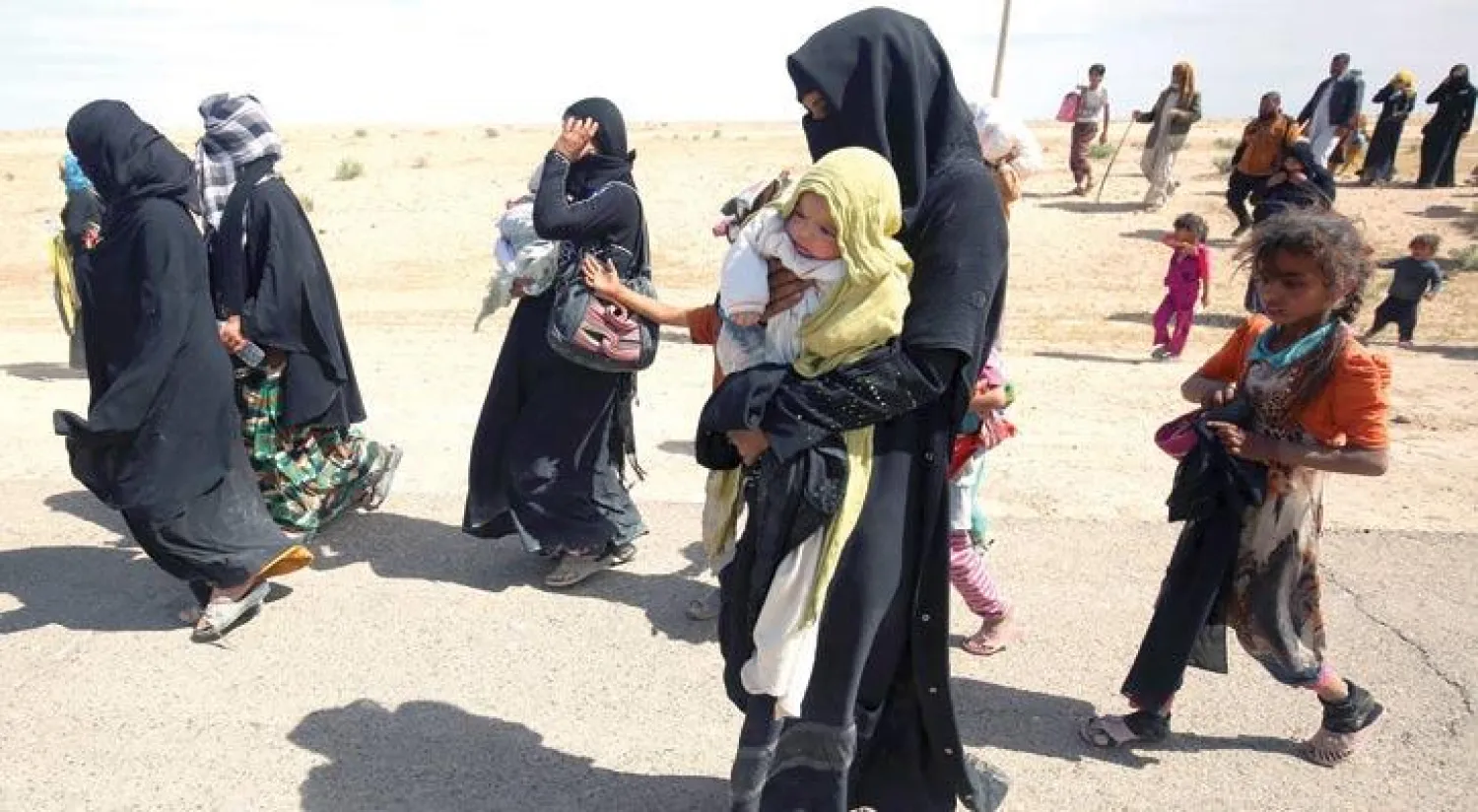نازحون عراقيون من الحضر يفرون من المعارك أمس (أ.ف.ب)