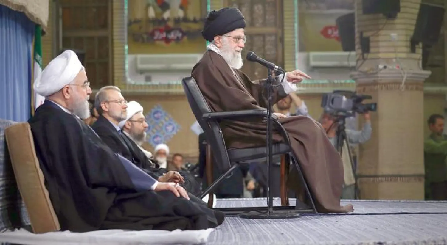 صورة للمرشد الإيراني علي خامنئي مع رؤساء الحكومة والبرلمان والقضاء نشرها موقعه الرسمي أمس