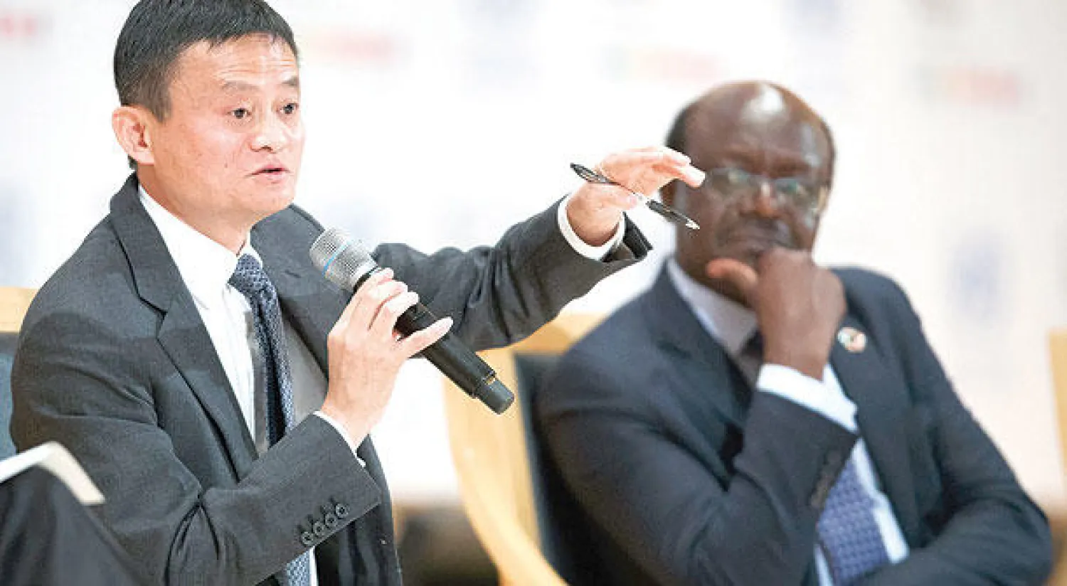 جاك ما مؤسس شركة {علي بابا} في الصين يجيب على أسئلة الصحافيين في جنيف أول من أمس (إ.ب.أ)