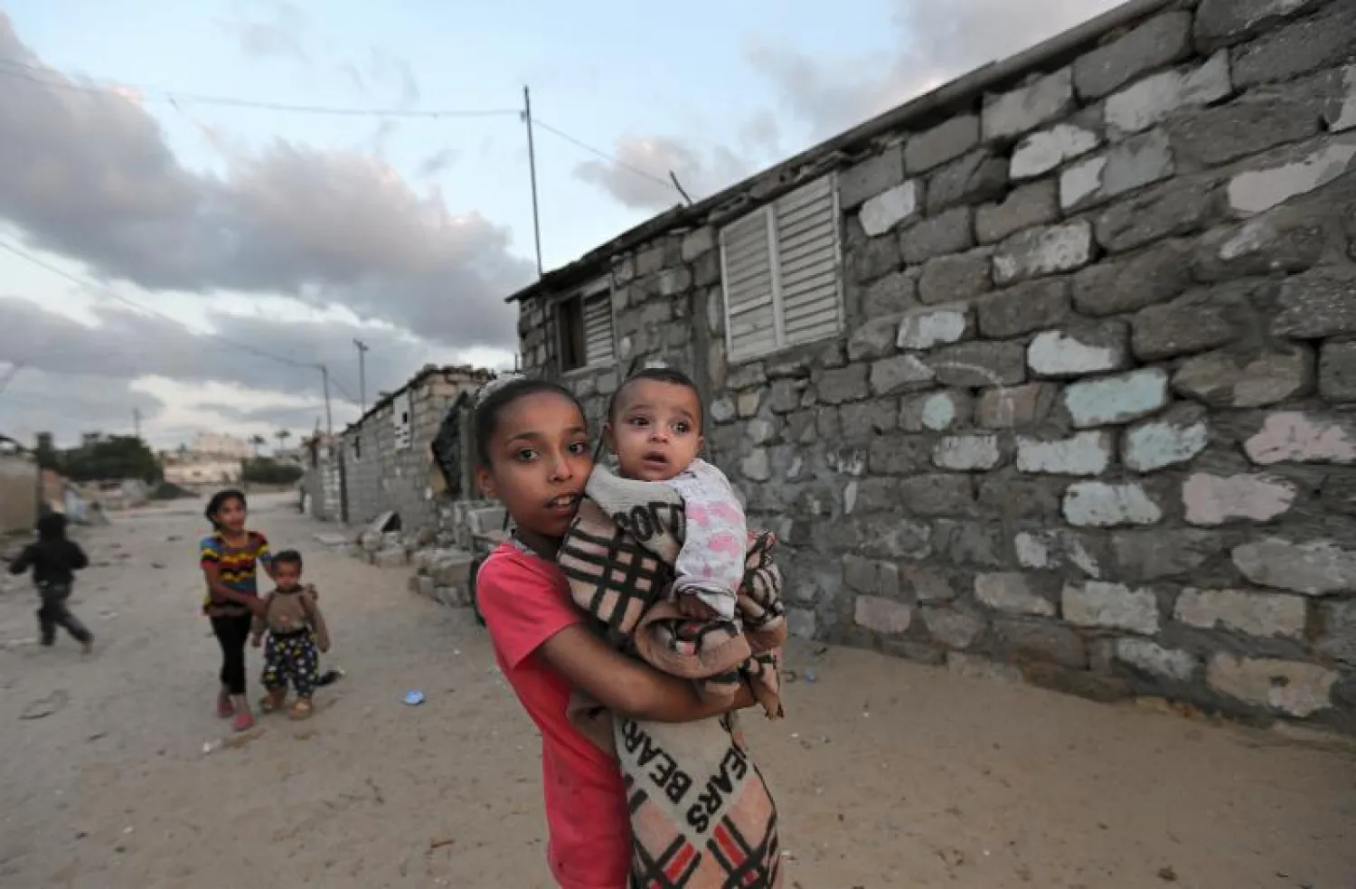 أطفال لاجئون (إ.ب.أ)