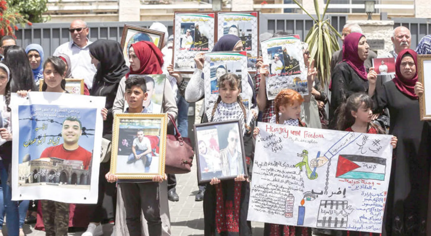 عائلات أسرى فلسطينيين في سجون الاحتلال أثناء مظاهرة جرت أمس أمام مكتب الاتحاد الأوروبي في القدس (أ.ف.ب)